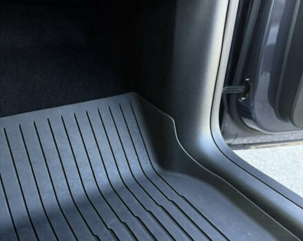 Серый Тесла Model Y, объемом двигателя 0 л и пробегом 44 тыс. км за 26000 $, фото 53 на Automoto.ua