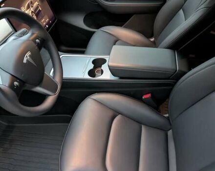 Серый Тесла Model Y, объемом двигателя 0 л и пробегом 27 тыс. км за 25900 $, фото 13 на Automoto.ua