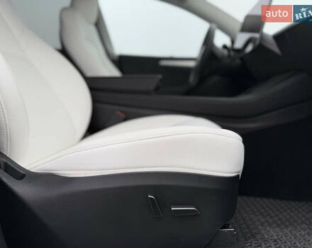 Серый Тесла Model Y, объемом двигателя 0 л и пробегом 27 тыс. км за 29500 $, фото 21 на Automoto.ua