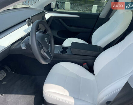 Серый Тесла Model Y, объемом двигателя 0 л и пробегом 24 тыс. км за 30500 $, фото 4 на Automoto.ua