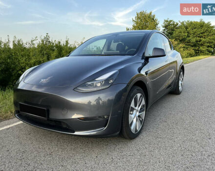 Серый Тесла Model Y, объемом двигателя 0 л и пробегом 27 тыс. км за 28900 $, фото 2 на Automoto.ua