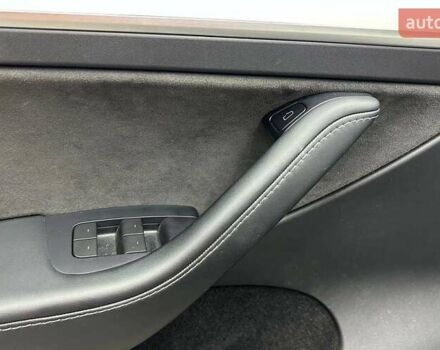 Серый Тесла Model Y, объемом двигателя 0 л и пробегом 27 тыс. км за 31000 $, фото 7 на Automoto.ua