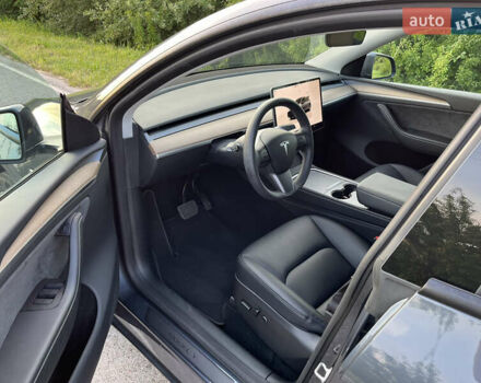 Серый Тесла Model Y, объемом двигателя 0 л и пробегом 27 тыс. км за 28900 $, фото 14 на Automoto.ua