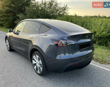 Серый Тесла Model Y, объемом двигателя 0 л и пробегом 27 тыс. км за 28900 $, фото 5 на Automoto.ua