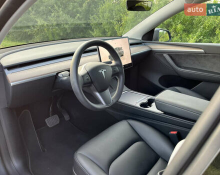 Серый Тесла Model Y, объемом двигателя 0 л и пробегом 27 тыс. км за 28900 $, фото 11 на Automoto.ua