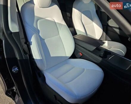 Серый Тесла Model Y, объемом двигателя 0 л и пробегом 29 тыс. км за 27900 $, фото 32 на Automoto.ua