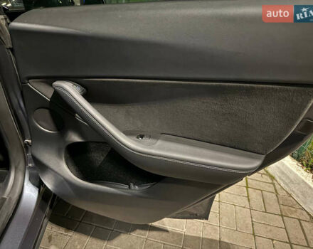 Серый Тесла Model Y, объемом двигателя 0 л и пробегом 72 тыс. км за 29999 $, фото 6 на Automoto.ua