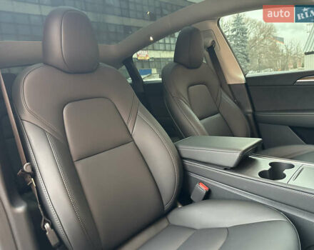 Серый Тесла Model Y, объемом двигателя 0 л и пробегом 2 тыс. км за 35490 $, фото 40 на Automoto.ua