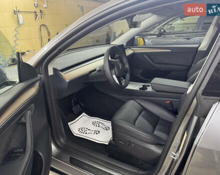 Серый Тесла Model Y, объемом двигателя 0 л и пробегом 1 тыс. км за 35500 $, фото 5 на Automoto.ua