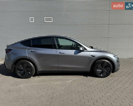 Серый Тесла Model Y, объемом двигателя 0 л и пробегом 2 тыс. км за 62500 $, фото 2 на Automoto.ua