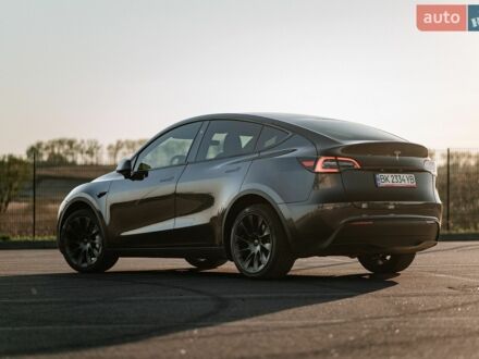 Серый Тесла Model Y, объемом двигателя 0 л и пробегом 37 тыс. км за 27200 $, фото 1 на Automoto.ua