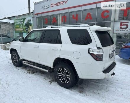 Белый Тойота 4Раннер, объемом двигателя 4 л и пробегом 250 тыс. км за 24800 $, фото 1 на Automoto.ua