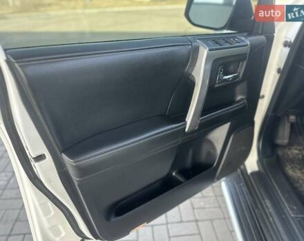 Белый Тойота 4Раннер, объемом двигателя 4 л и пробегом 250 тыс. км за 24800 $, фото 13 на Automoto.ua