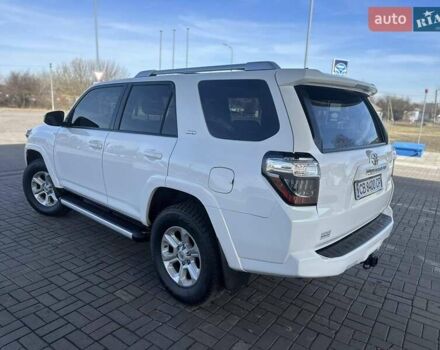 Белый Тойота 4Раннер, объемом двигателя 4 л и пробегом 250 тыс. км за 24800 $, фото 5 на Automoto.ua