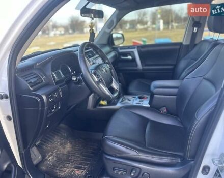 Белый Тойота 4Раннер, объемом двигателя 4 л и пробегом 250 тыс. км за 24800 $, фото 10 на Automoto.ua