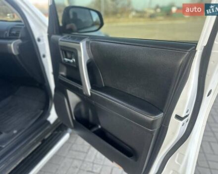 Белый Тойота 4Раннер, объемом двигателя 4 л и пробегом 250 тыс. км за 24800 $, фото 2 на Automoto.ua