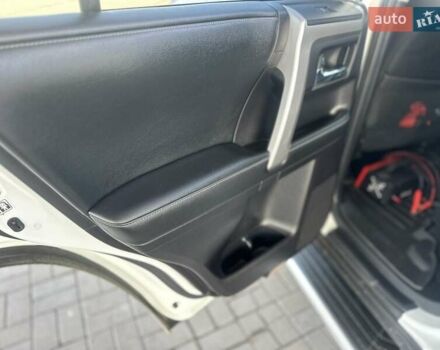 Белый Тойота 4Раннер, объемом двигателя 4 л и пробегом 250 тыс. км за 24800 $, фото 12 на Automoto.ua