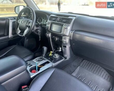 Белый Тойота 4Раннер, объемом двигателя 4 л и пробегом 250 тыс. км за 24800 $, фото 24 на Automoto.ua