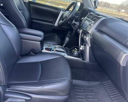 Белый Тойота 4Раннер, объемом двигателя 4 л и пробегом 250 тыс. км за 24800 $, фото 4 на Automoto.ua