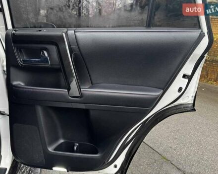 Белый Тойота 4Раннер, объемом двигателя 4 л и пробегом 122 тыс. км за 35990 $, фото 33 на Automoto.ua