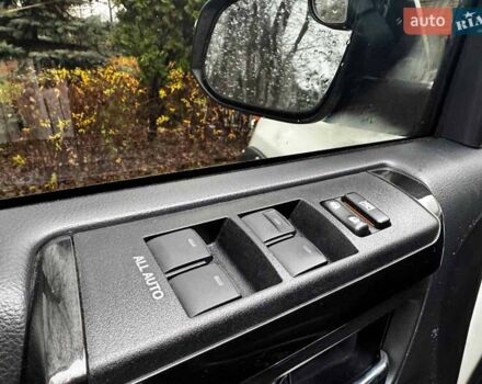 Белый Тойота 4Раннер, объемом двигателя 4 л и пробегом 122 тыс. км за 35990 $, фото 12 на Automoto.ua