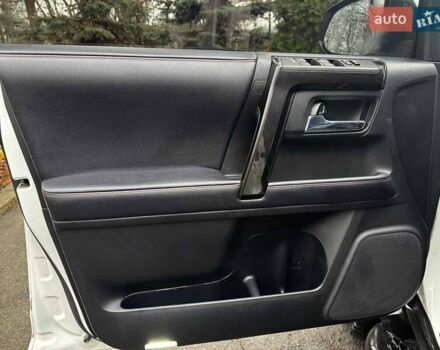 Белый Тойота 4Раннер, объемом двигателя 4 л и пробегом 122 тыс. км за 35990 $, фото 11 на Automoto.ua