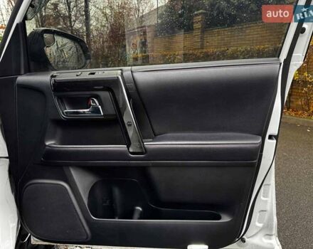 Белый Тойота 4Раннер, объемом двигателя 4 л и пробегом 122 тыс. км за 35990 $, фото 35 на Automoto.ua