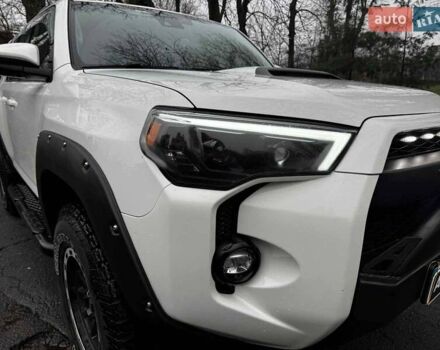 Белый Тойота 4Раннер, объемом двигателя 4 л и пробегом 122 тыс. км за 35990 $, фото 3 на Automoto.ua