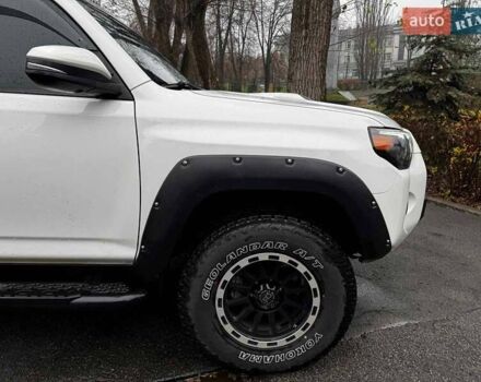 Белый Тойота 4Раннер, объемом двигателя 4 л и пробегом 122 тыс. км за 35990 $, фото 4 на Automoto.ua