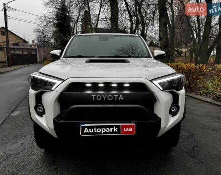 Белый Тойота 4Раннер, объемом двигателя 4 л и пробегом 122 тыс. км за 35990 $, фото 1 на Automoto.ua