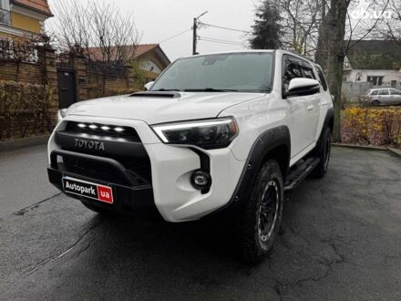 Белый Тойота 4Раннер, объемом двигателя 4 л и пробегом 122 тыс. км за 35990 $, фото 1 на Automoto.ua