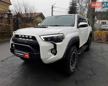 Белый Тойота 4Раннер, объемом двигателя 4 л и пробегом 122 тыс. км за 35990 $, фото 1 на Automoto.ua
