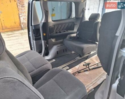 Серый Тойота Алфард, объемом двигателя 3 л и пробегом 205 тыс. км за 11000 $, фото 7 на Automoto.ua