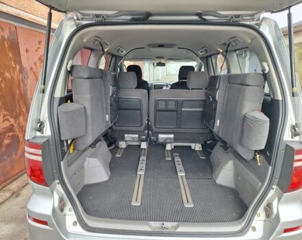 Серый Тойота Алфард, объемом двигателя 3 л и пробегом 205 тыс. км за 11000 $, фото 3 на Automoto.ua