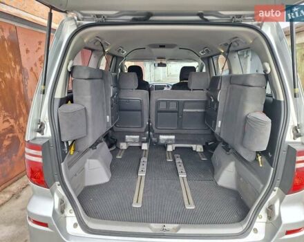 Серый Тойота Алфард, объемом двигателя 3 л и пробегом 205 тыс. км за 11000 $, фото 3 на Automoto.ua