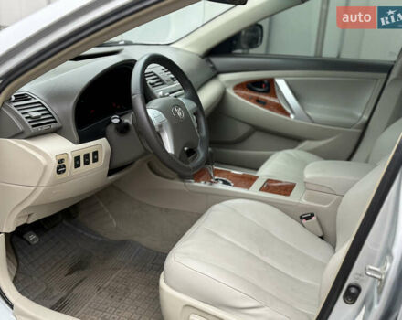 Серый Тойота Аурион, объемом двигателя 3.5 л и пробегом 177 тыс. км за 4777 $, фото 7 на Automoto.ua