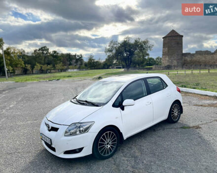 Белый Тойота Аурис, объемом двигателя 2.23 л и пробегом 260 тыс. км за 6000 $, фото 2 на Automoto.ua