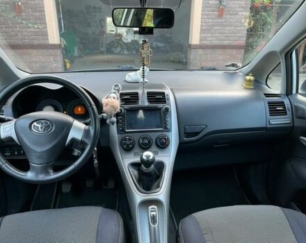 Белый Тойота Аурис, объемом двигателя 1.4 л и пробегом 252 тыс. км за 6000 $, фото 4 на Automoto.ua