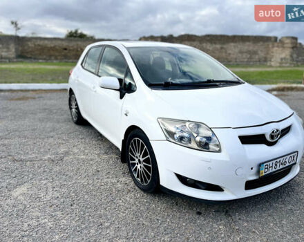 Белый Тойота Аурис, объемом двигателя 2.23 л и пробегом 260 тыс. км за 6000 $, фото 1 на Automoto.ua
