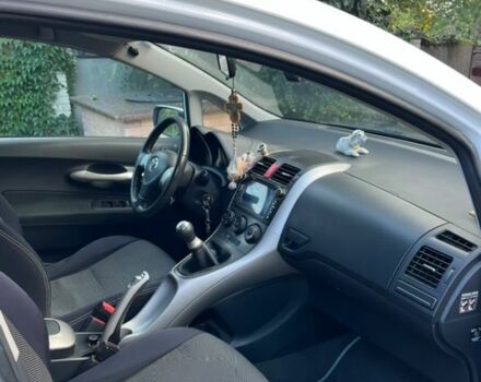 Белый Тойота Аурис, объемом двигателя 1.4 л и пробегом 252 тыс. км за 6000 $, фото 7 на Automoto.ua