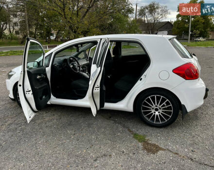 Белый Тойота Аурис, объемом двигателя 2.23 л и пробегом 260 тыс. км за 6000 $, фото 11 на Automoto.ua