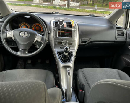 Белый Тойота Аурис, объемом двигателя 2.23 л и пробегом 260 тыс. км за 6000 $, фото 17 на Automoto.ua