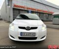 Белый Тойота Аурис, объемом двигателя 1.4 л и пробегом 240 тыс. км за 5800 $, фото 1 на Automoto.ua