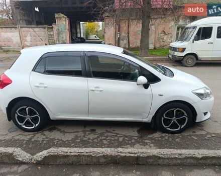 Белый Тойота Аурис, объемом двигателя 1.6 л и пробегом 114 тыс. км за 5650 $, фото 4 на Automoto.ua