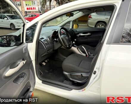 Белый Тойота Аурис, объемом двигателя 1.4 л и пробегом 240 тыс. км за 5800 $, фото 11 на Automoto.ua