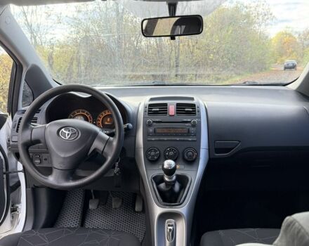 Белый Тойота Аурис, объемом двигателя 1.3 л и пробегом 229 тыс. км за 5499 $, фото 14 на Automoto.ua