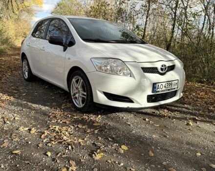 Белый Тойота Аурис, объемом двигателя 1.3 л и пробегом 229 тыс. км за 5499 $, фото 1 на Automoto.ua