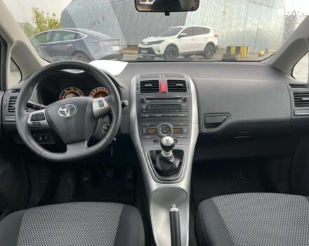 Белый Тойота Аурис, объемом двигателя 1.4 л и пробегом 179 тыс. км за 8490 $, фото 16 на Automoto.ua