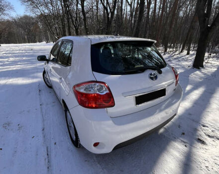 Белый Тойота Аурис, объемом двигателя 1.8 л и пробегом 215 тыс. км за 8800 $, фото 3 на Automoto.ua
