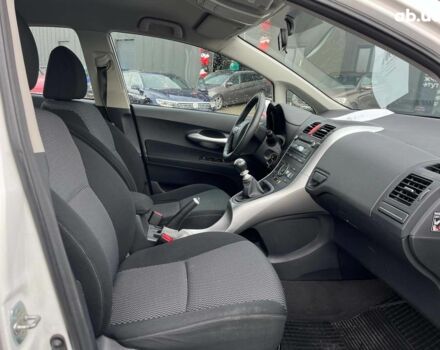 Белый Тойота Аурис, объемом двигателя 1.4 л и пробегом 179 тыс. км за 8490 $, фото 8 на Automoto.ua